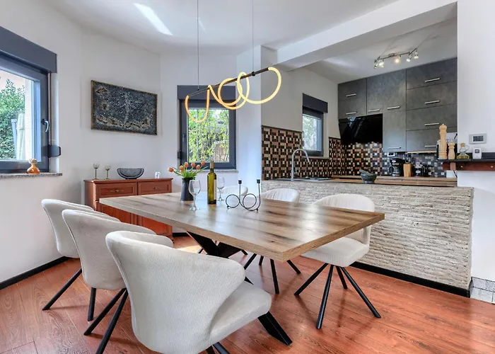 Acquila By Interhome בית נופש אומאג