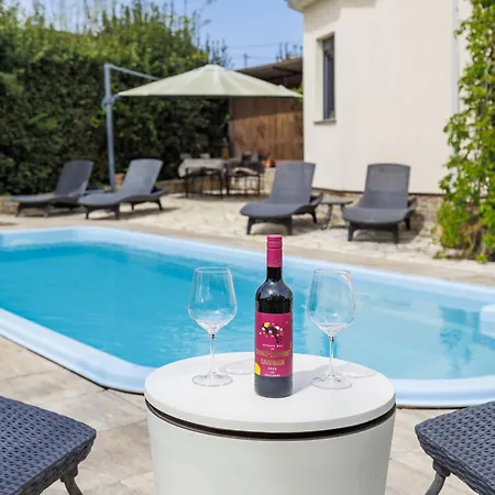 Acquila By Interhome *