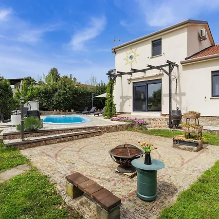 Acquila By Interhome