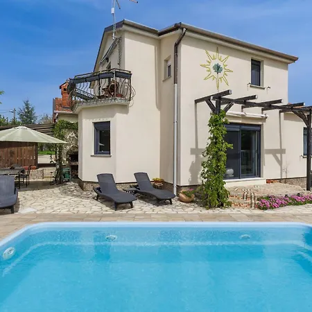 Acquila By Interhome